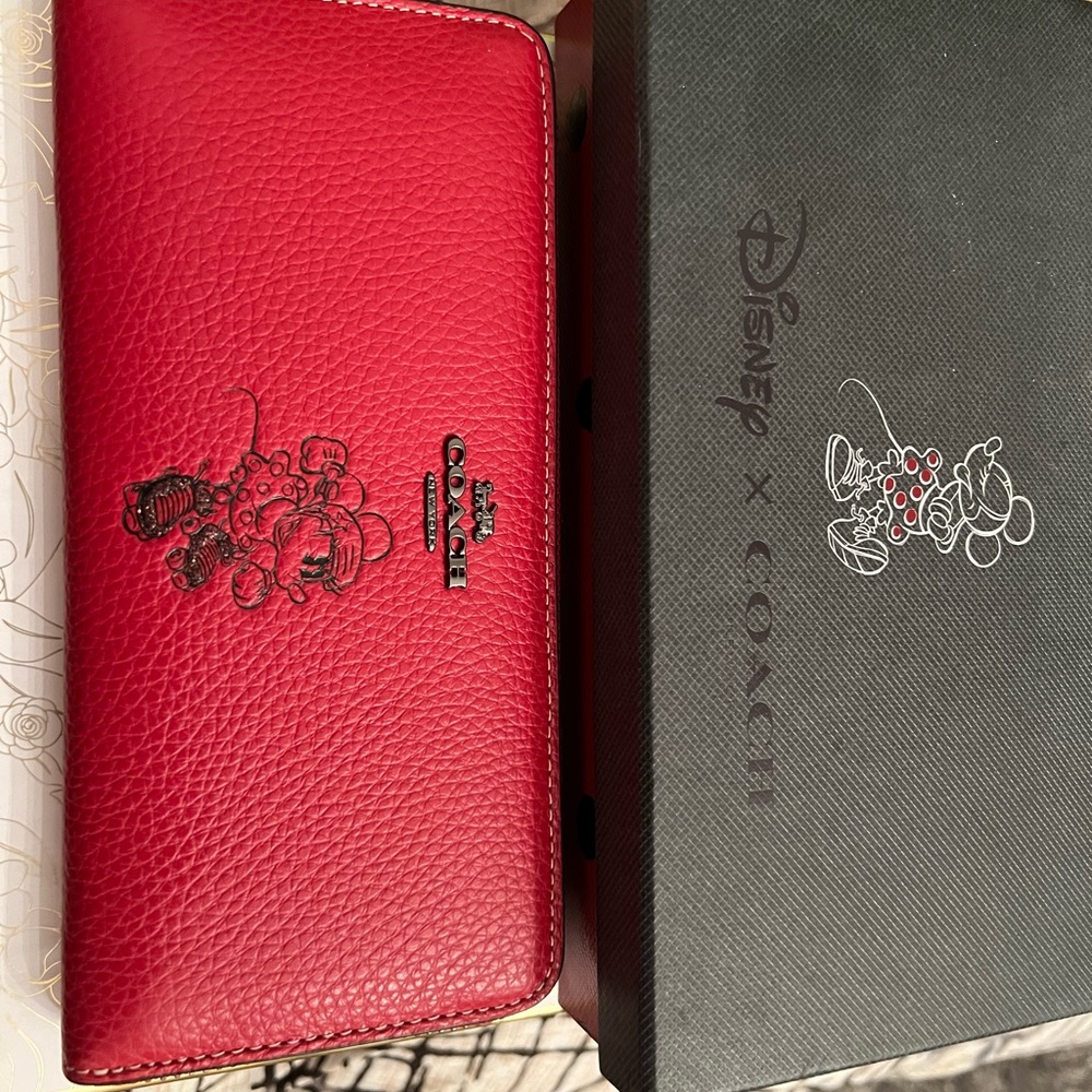 Coach Disney Minnie Mouse Linh wallet. Brand new never use